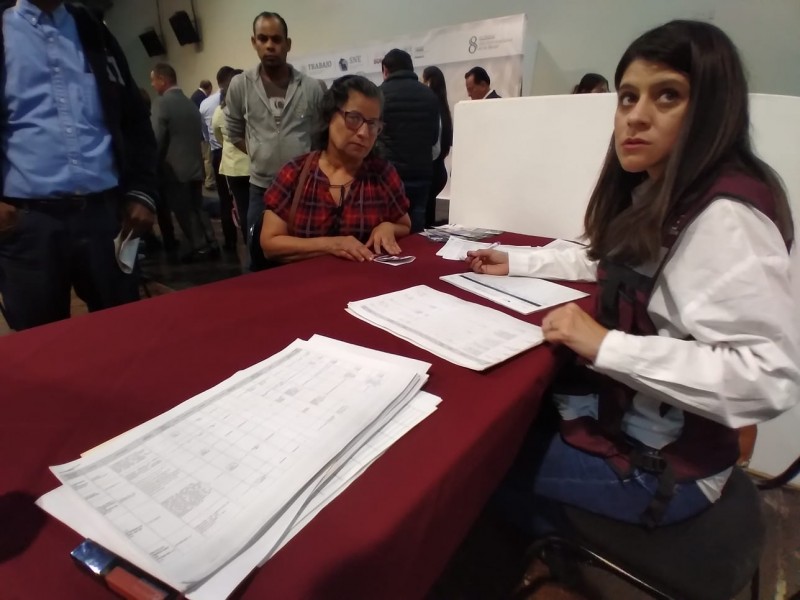 Mujeres aprovechan feria del empleo en Hermosillo