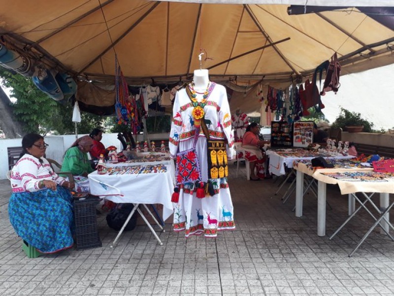 Mujeres artesanas rifan vestido para dignificar espacio comercial