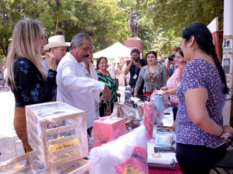 Mujeres artesanas sinaloenses en la Plazuela Obregón