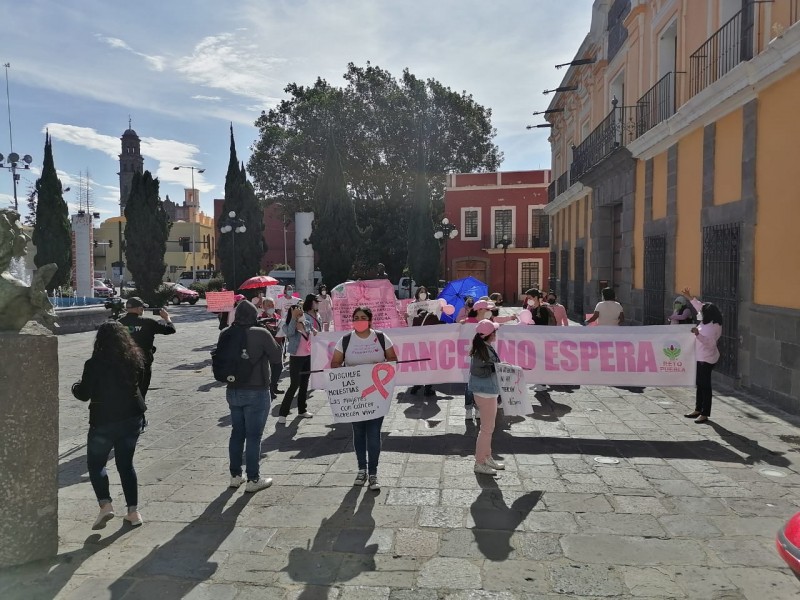 Mujeres con cáncer se manifiestan por falta de medicamento oncológico