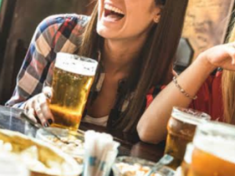 Mujeres consumen alcohol a la par que hombres