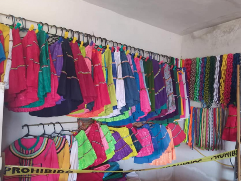 Mujeres coras emprenden negocio de trajes tradicionales