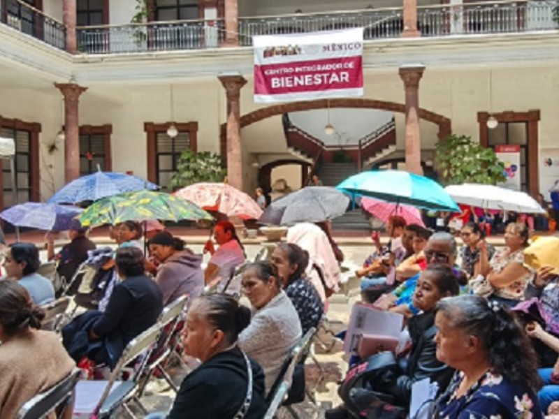 Mujeres de 60 a 64 años recibirán pensión universal