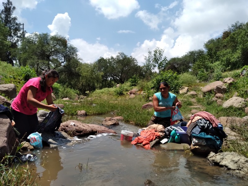 Mujeres de Cañada de Alfaro aún lavan en el río