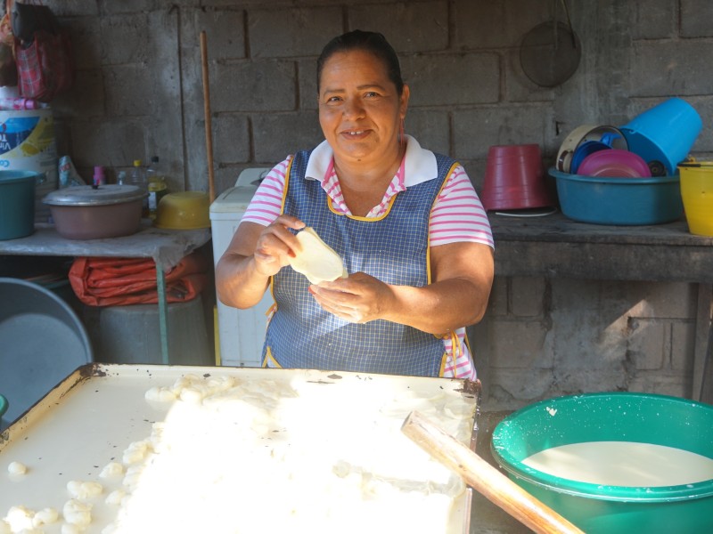 Mujeres de Ixtaltepec preservan la tradición del quesillo