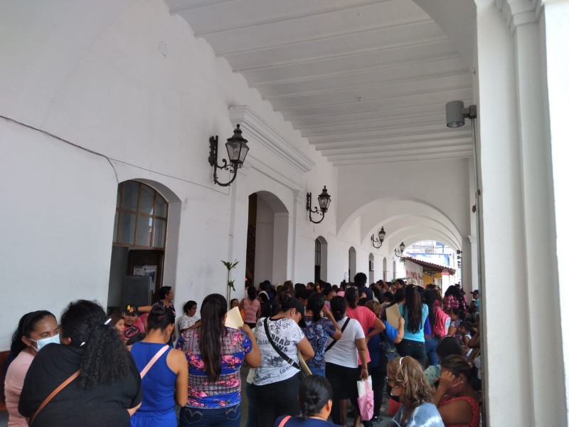 Mujeres de Tehuantepec inconformes  durante afiliación a programa Bienestar