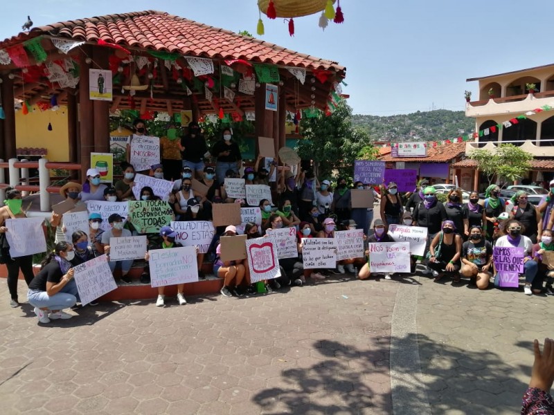 Mujeres de Zihuatanejo protestan por despenalización del aborto