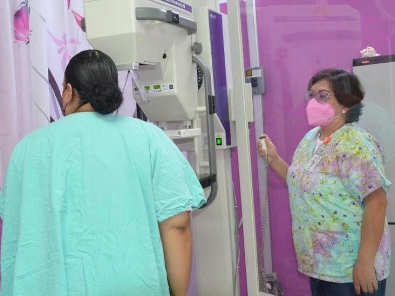 Mujeres deben realizarse autoexámenes mamarios y mamografías periódicas