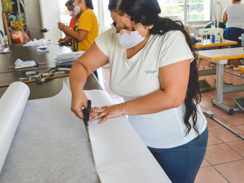 Mujeres del CERESO femenil confeccionan cubrebocas para personal de seguridad