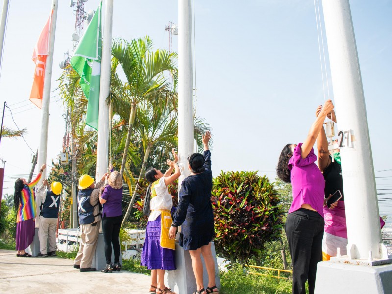 Mujeres destacadas izaron banderas en Poza Rica