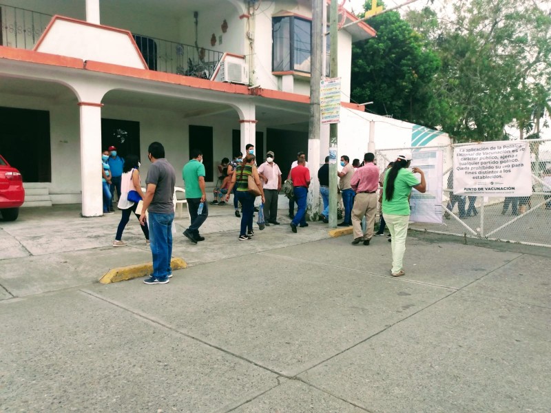 Mujeres embarazadas acuden a vacunarse a los macrocentros