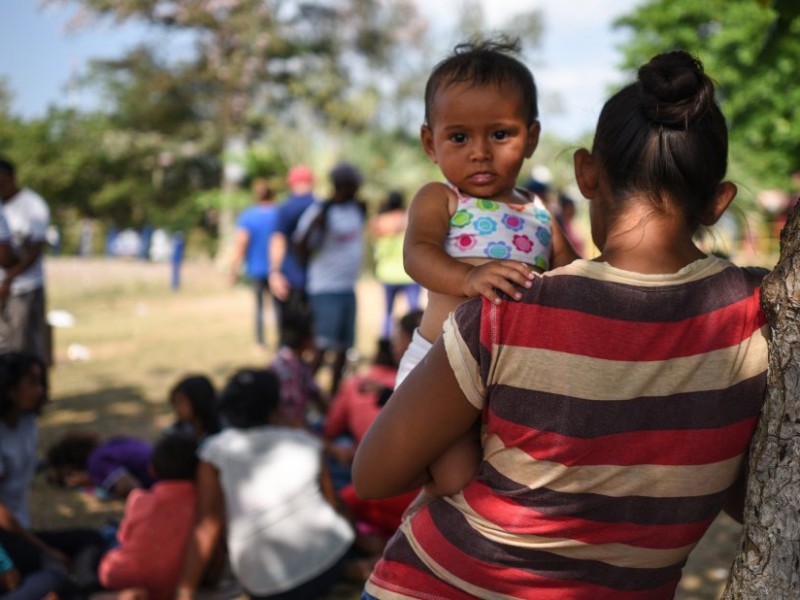 Mujeres embarazadas en caravana buscan mejores condiciones de vida