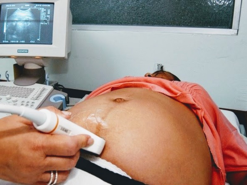 Mujeres embarazadas mueren por falta de atención médica