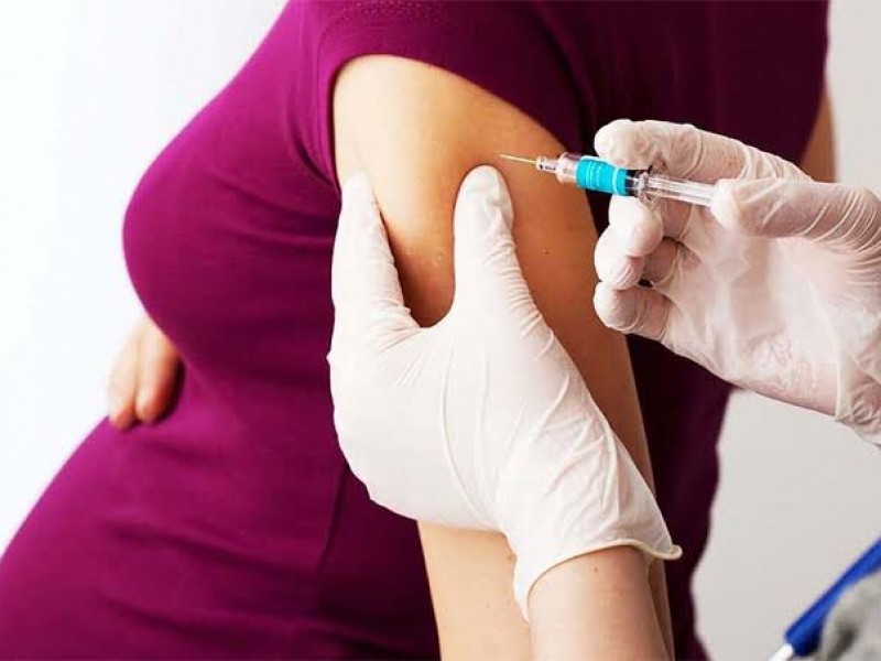 Mujeres embarazadas se vacunarán con sector de 50-59 años