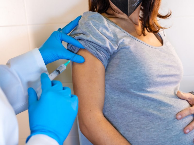 Mujeres embarazadas y adultos de 50-59 serán vacunados este jueves