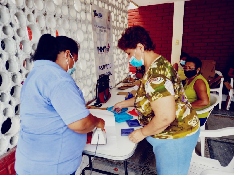 Mujeres emprendedoras en proceso de comercialización