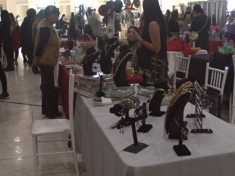 Mujeres emprendedoras realizan Bazar Navideño...