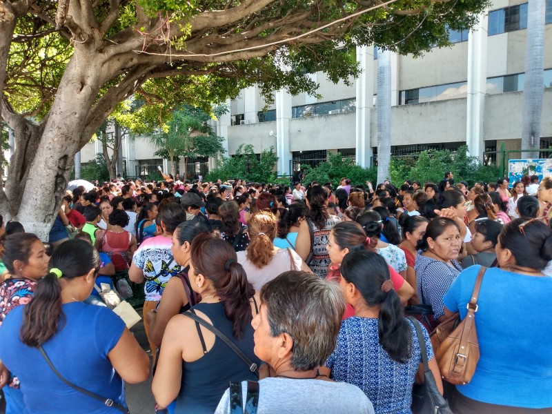 Mujeres en espera de recibir programa social