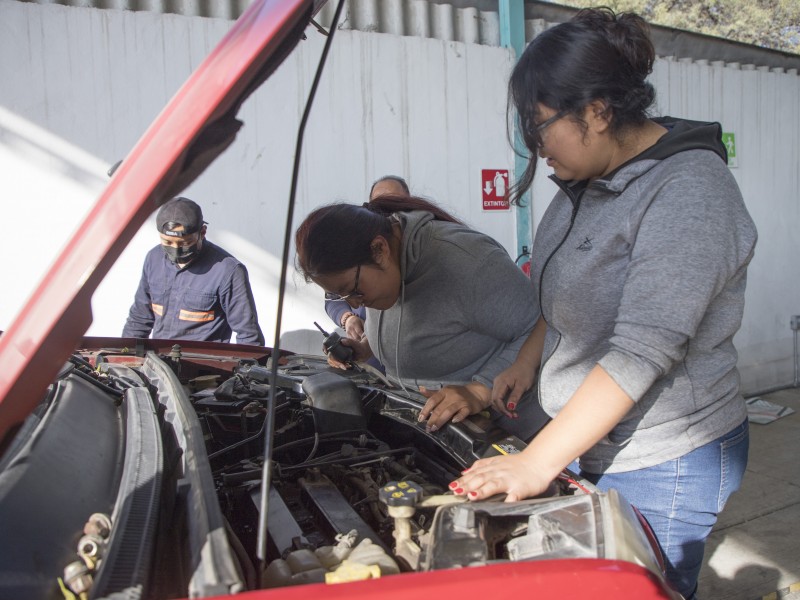 Mujeres en taller de mecánica automotriz