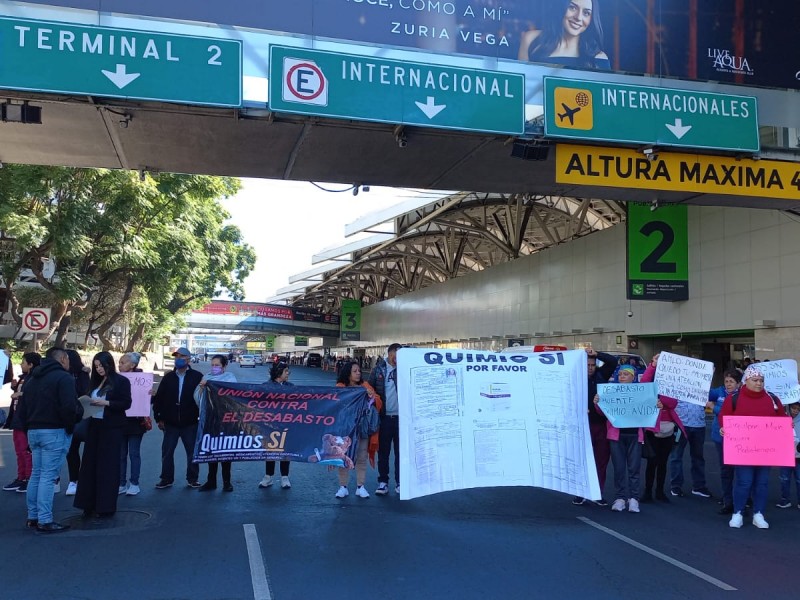 Mujeres enfermas de cáncer se manifiestan afuera de AICM