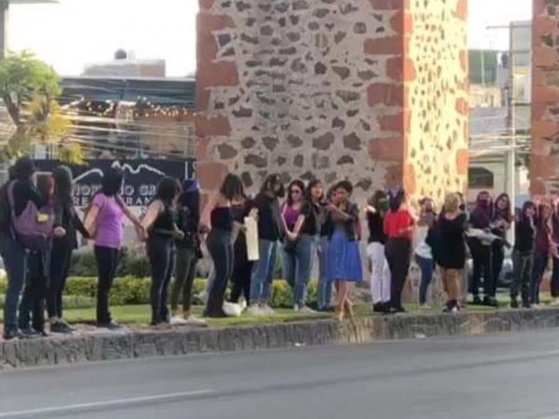 Mujeres hacen cadena humana; exigen respeto a la mujer