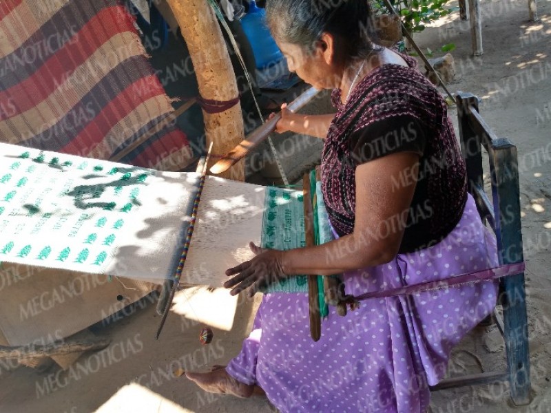 Mujeres ikoots preservan elaboración del telar de cintura