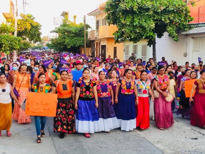 Mujeres Indígenas para el Desarrollo marchan en Juchitán
