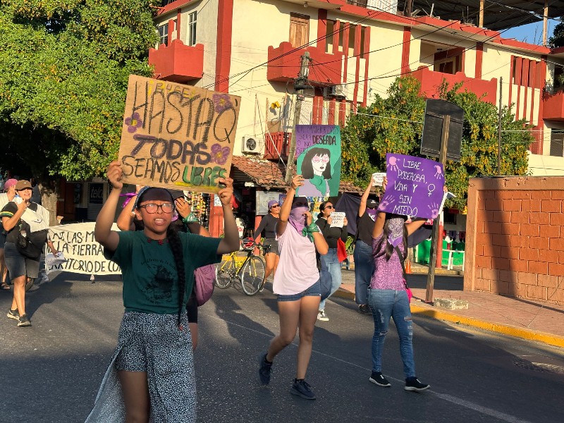 Mujeres marchan en Zihuatanejo para exigir justicia por víctimas de ...