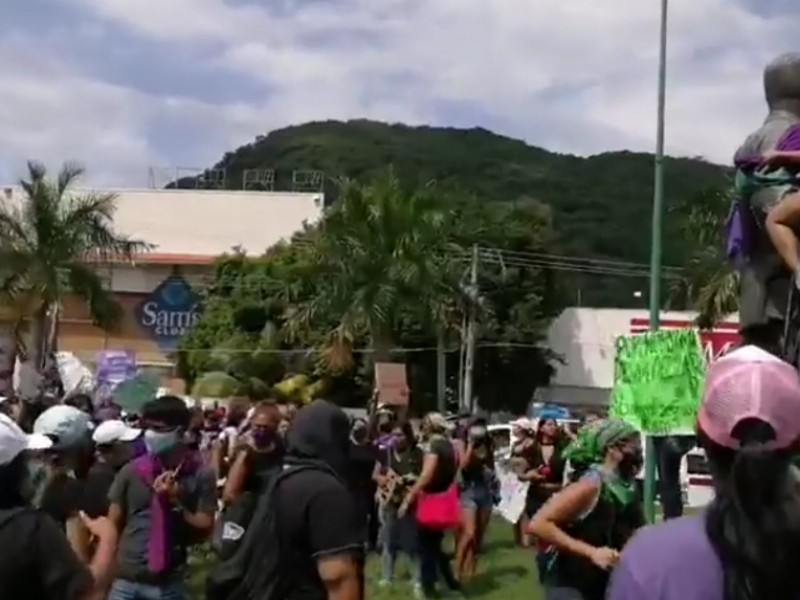 Mujeres marchan y lanzan manifiesto por feminicidios desde Zihuatanejo