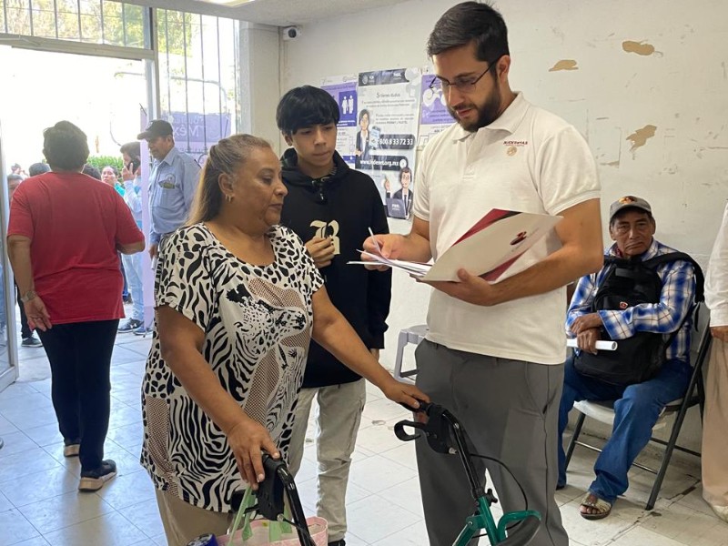 Mujeres acuden a registrarse a programa federal en Durango