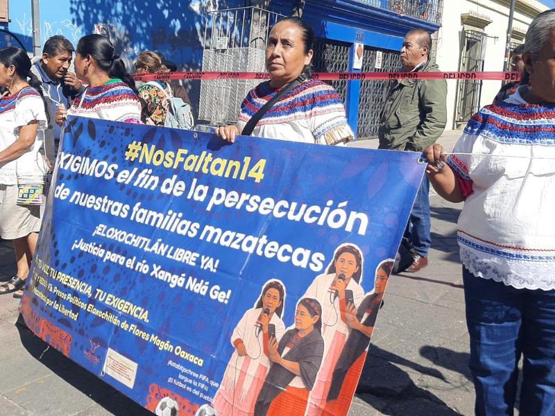 Mujeres mazatecas bloquean Fiscalía de Oaxaca; exigen cancelación de órdenes de aprehensión