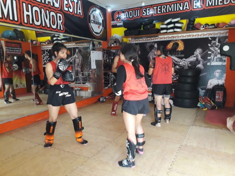 Mujeres nayaritas estelarizan combates de MuayThai