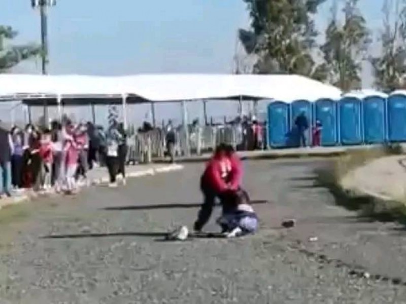 Mujeres pelean en la fila de vacunación contra covid-19