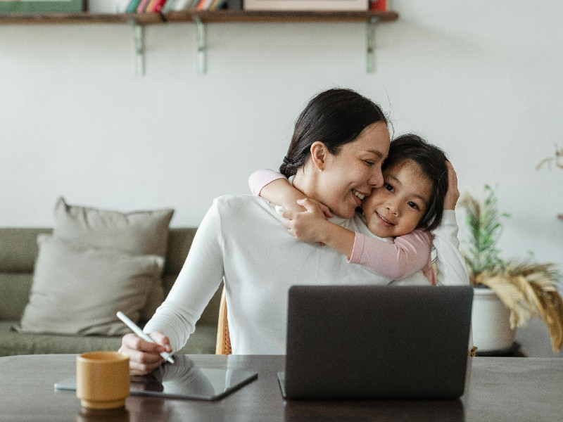 Mujeres penalizadas laboralmente por tener hijos