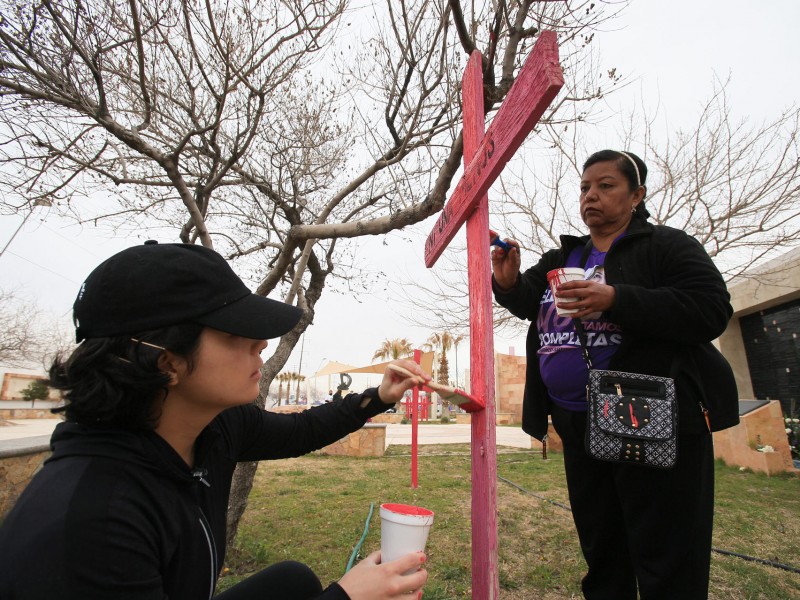 Mujeres pintan cruces en protestas contra feminicidios