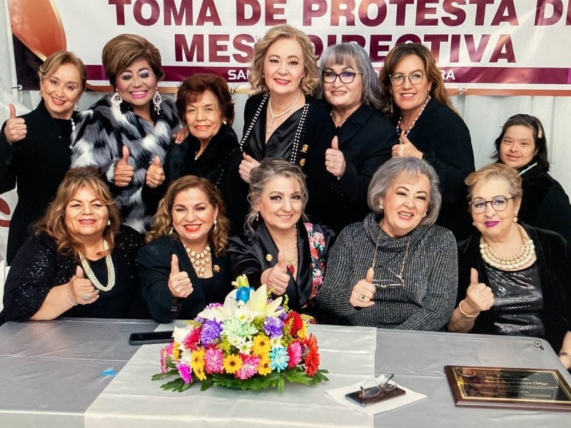 Mujeres profesionistas y de negocios ofrecen conferencia