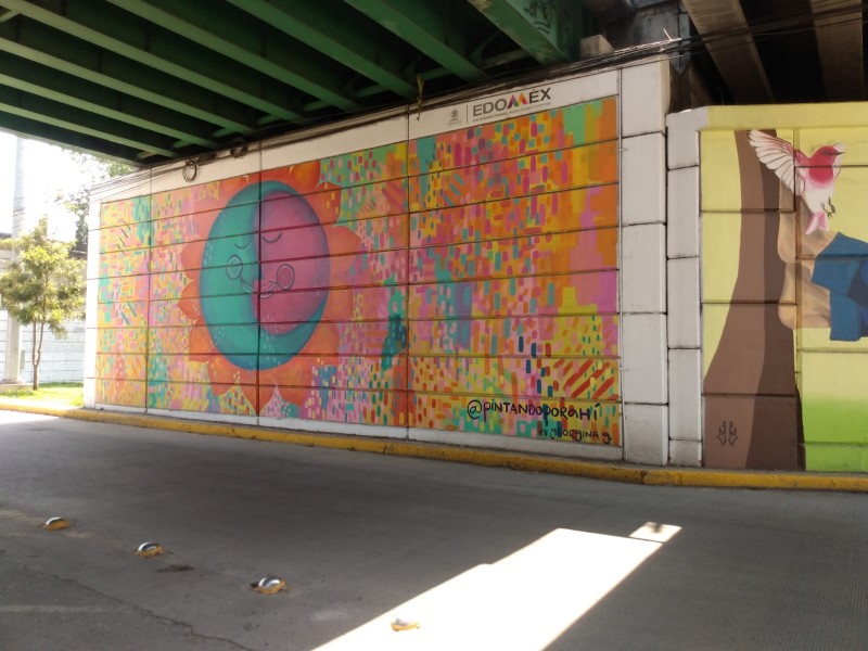 Mujeres realizan murales en bajo puentes de tollocan