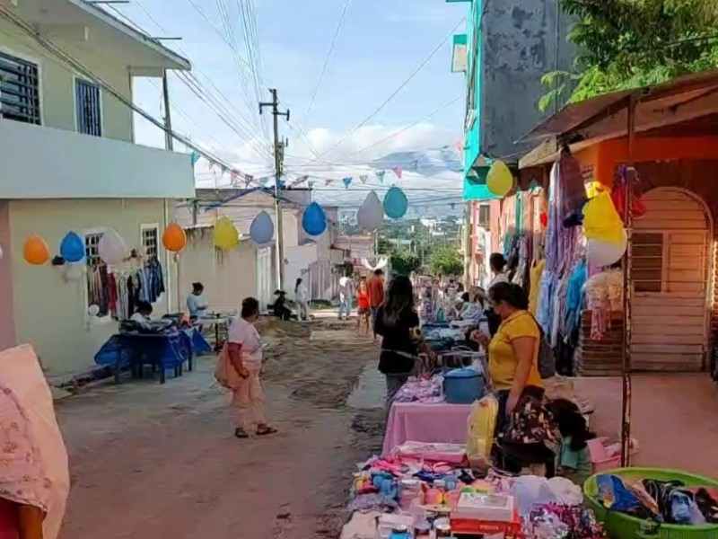 Mujeres realizan tianguis dominical en Potinaspak para autoemplearse