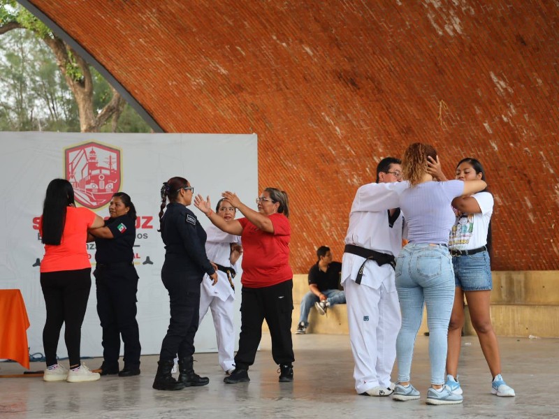 Mujeres reciben clase de defensa personal en el Día Naranja