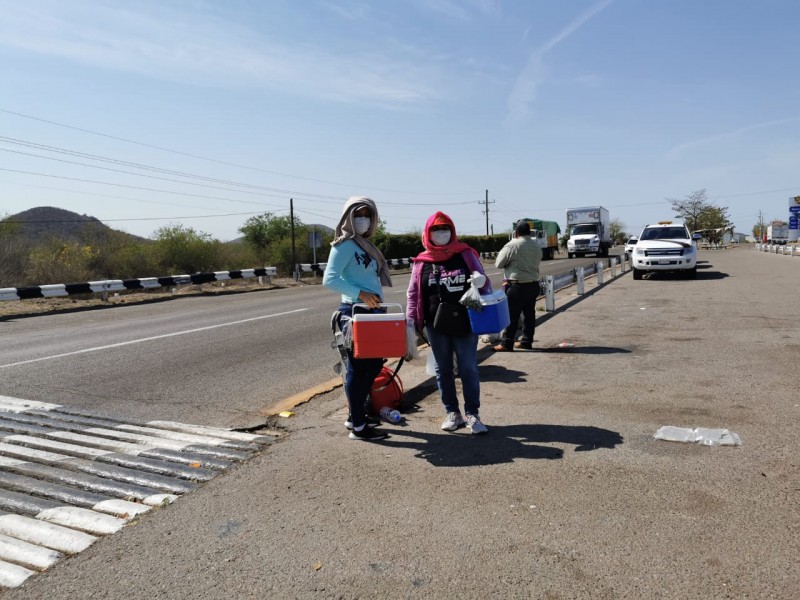 Mujeres salen a la carretera para vender sus ricos burritos