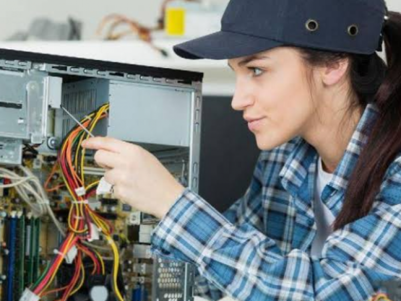 Mujeres se empoderan en oficios considerados para hombres