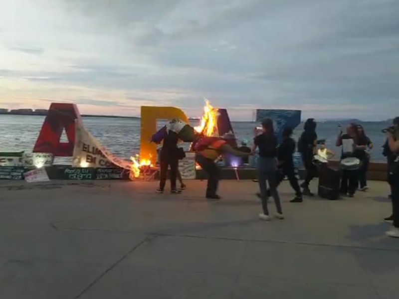 Mujeres se manifiestan en el malecón de La Paz