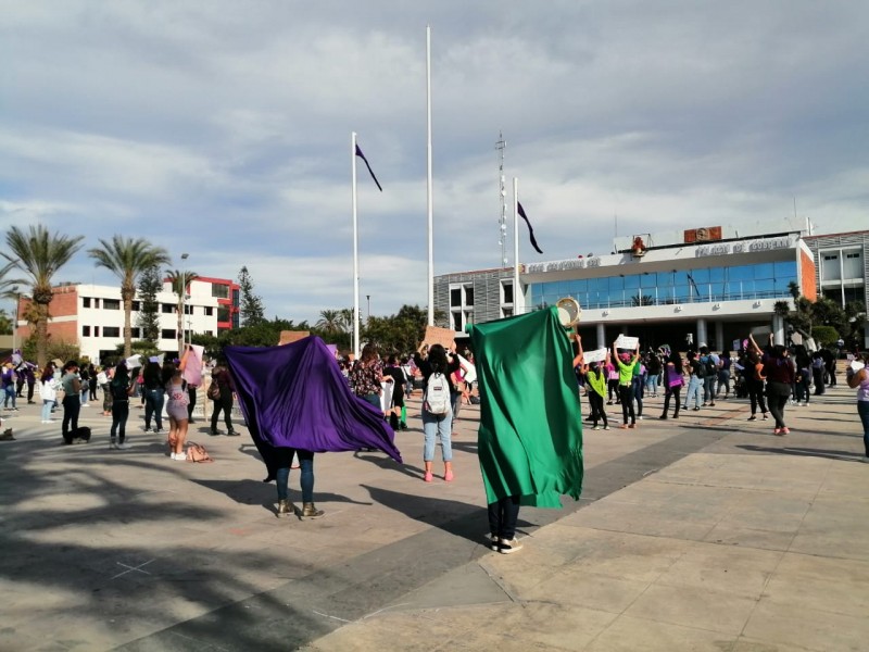Mujeres se manifiestan en Palacio de Gobierno por el 8M
