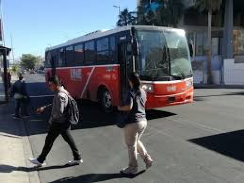 Mujeres sufren más acoso en transporte público.