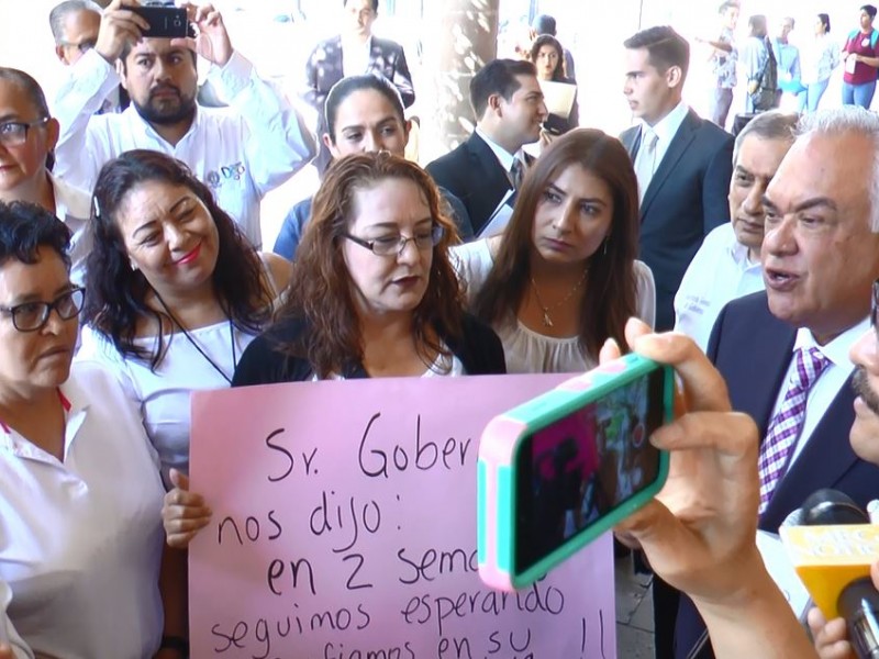 Mujeres taxistas se manifiestan en el congreso local