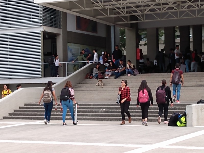 Mujeres toman medidas de seguridad para salir