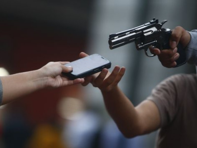 Mujeres víctimas de asaltos en estacionamientos de supermercados