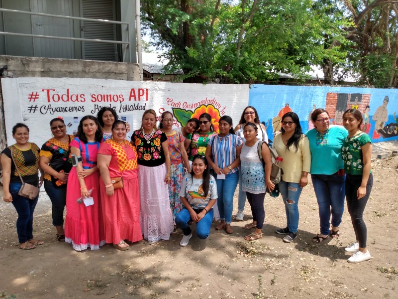 Mujeres zapotecas pintan murales