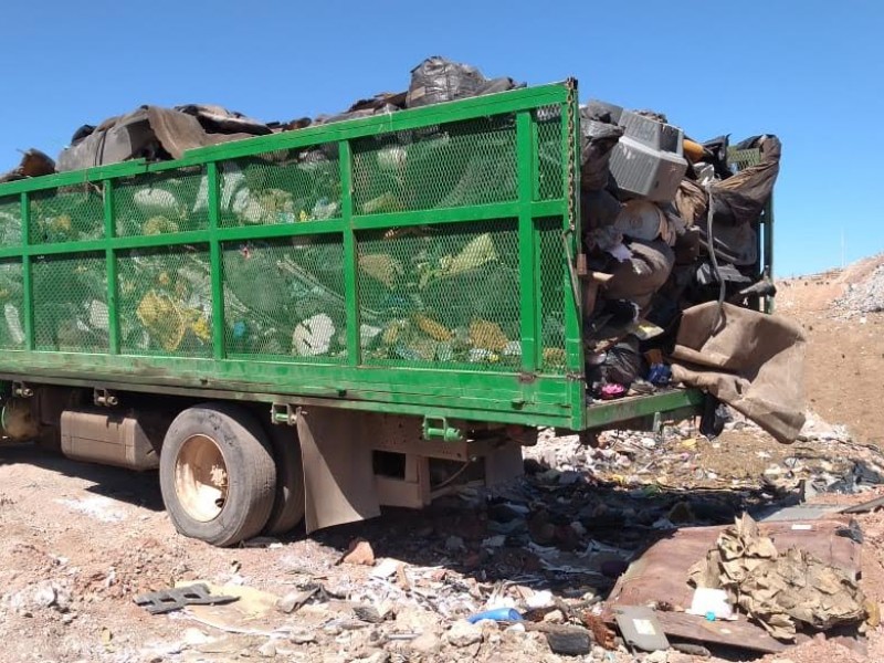 Multan a compañía por tirar basura en área pública