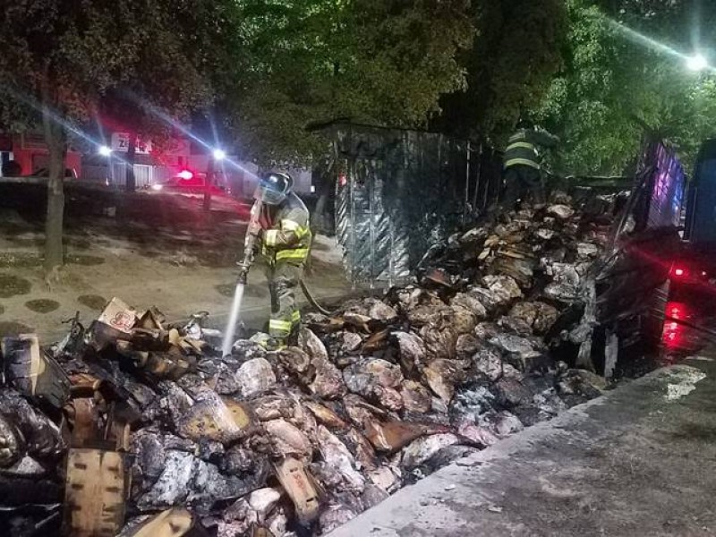 Multan a empresa de trailer incendiado por daños a árboles